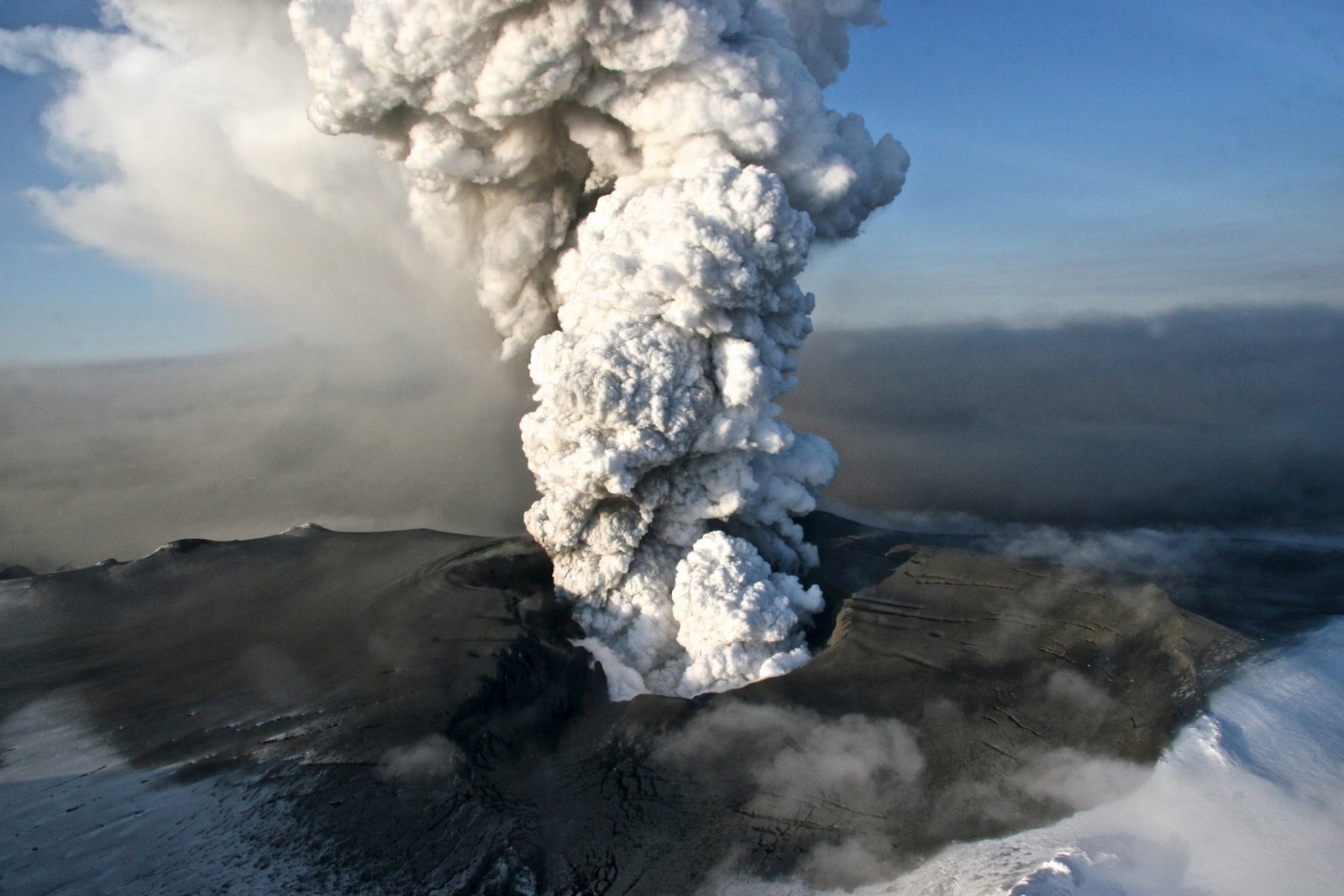 eyjafjallajokull-volcanic-eruption-photographs-jon-einarsson-gustafsson